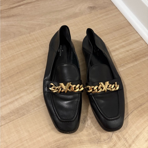 Elegant Black Loafers with Gold Chain Accent
